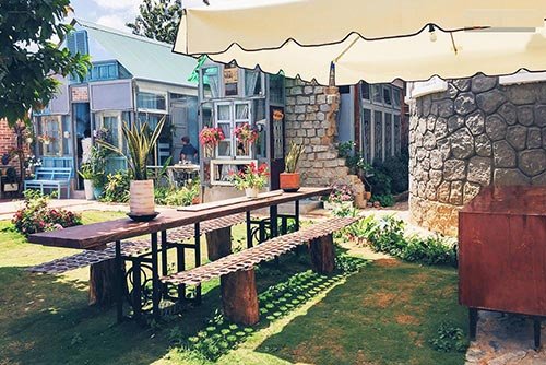 2 homestay dep nhat Da Lat voi cach bo tri nha tran mau xanh hinh anh 7