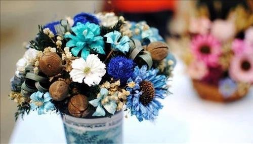 bay hoa gia trong phong ngu co vuong van dao hoa khong