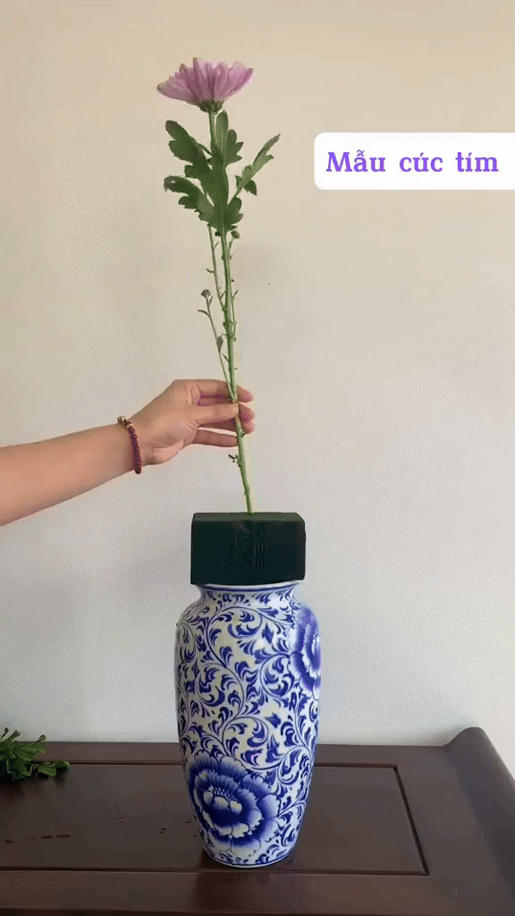 cach cam hoa cuc tim tren ban tho ngay tet