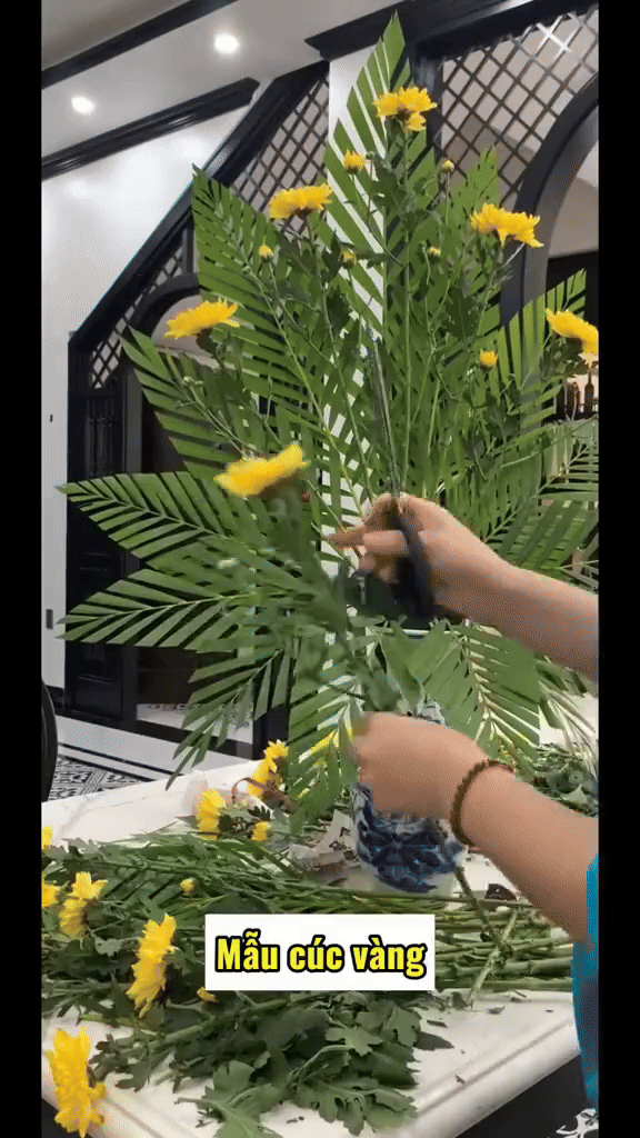 cach cam hoa cuc vang tren ban tho ngay tet 2