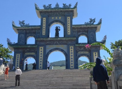 Chua Linh Ung co tuong Phat phat quang linh thieng huyen bi hinh anh