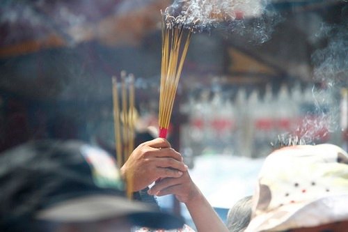 Thap huong tho cung trong ngay tet