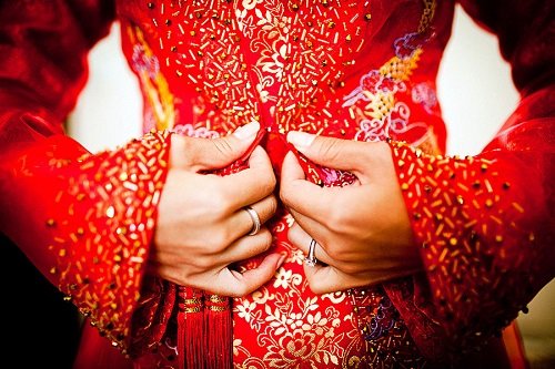 Cô dâu mặc váy cưới trong ngày cưới sẽ… bị phạt hình ảnh Co dau mac vay cuoi trong ngay cuoi se… bi phat hinh anh