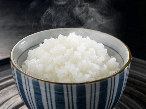 Cung com trang tren ban tho ngay tet