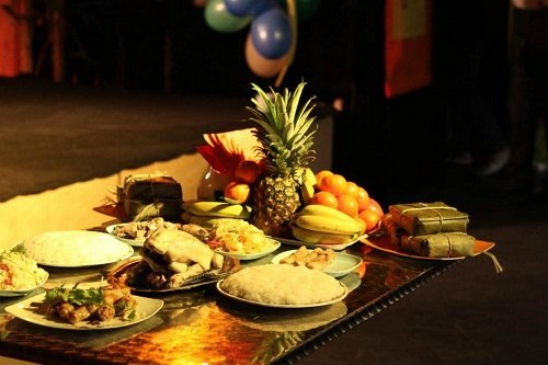 Cung giao thua trong nha hay ngoai troi truoc hinh anh