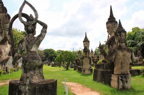 Ghe tham vuon tuong Phat tai Lao Wat Xiengkuane hinh anh