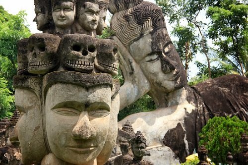 Ghe tham vuon tuong Phat tai Lao Wat Xiengkuane hinh anh