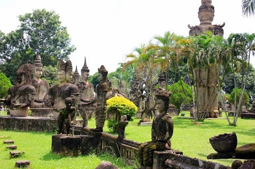 Ghe tham vuon tuong Phat tai Lao Wat Xiengkuane hinh anh