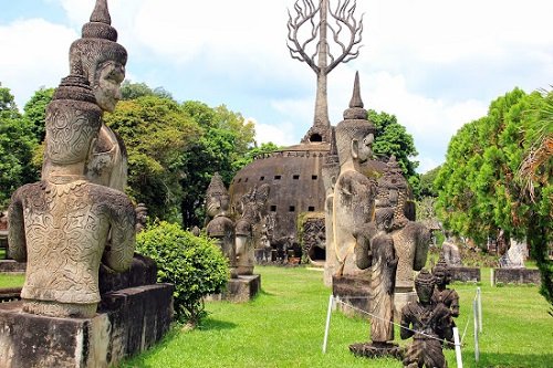 Ghe tham vuon tuong Phat tai Lao Wat Xiengkuane hinh anh