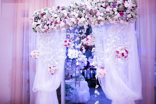 Goi y trang tri dam cuoi bang hoa tuoi cho ngay vui hanh phuc hinh anh goc