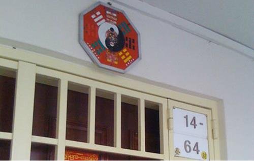 hoa giai guong bat quai chung cu nha doi dien