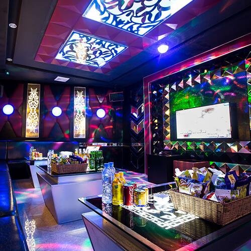 khong nen hen ho o quan karaoke