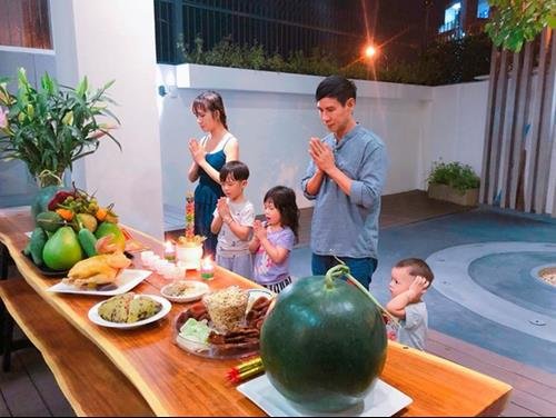 mam co cung giao thua ngoai troi