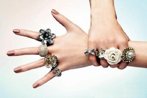 Moi quan he giua cach deo nhan va tinh duyen hinh anh 2