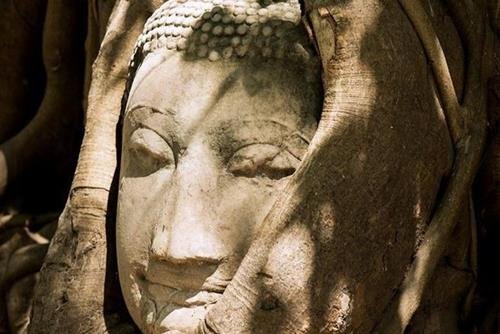 Nhin guong mat Phat binh than