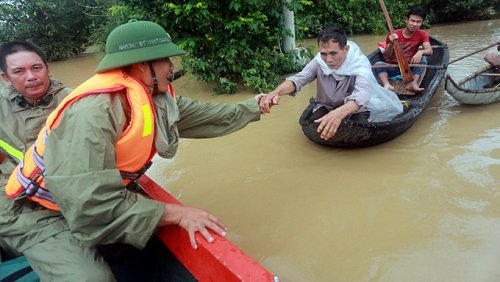 Những bức ảnh ấm lòng mùa mưa bão hình ảnh Nhung buc anh am long mua mua bao hinh anh