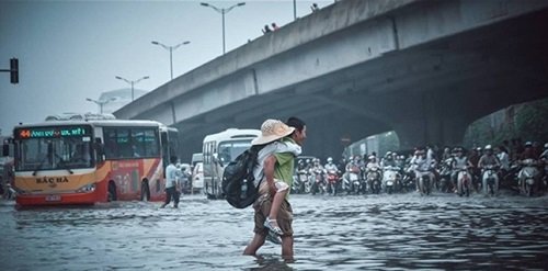 Những bức ảnh ấm lòng mùa mưa bão hình ảnh Nhung buc anh am long mua mua bao hinh anh