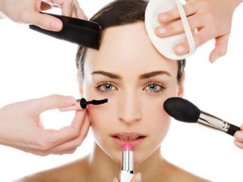 trang điểm trong nhà vệ sinh trang diem trong nha ve sinh