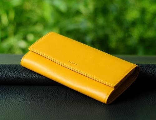 Mang theo cac vat pham co mau may man