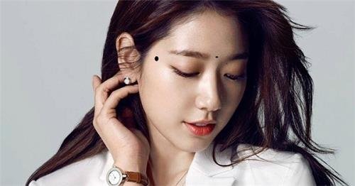 nốt ruồi may mắn ở thái dương not ruoi may man o thai duong