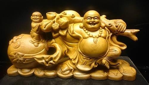 Phat di Lac phong thuy trung trong phong khach