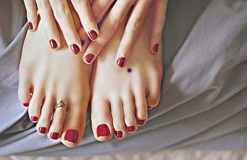 Nốt ruồi chính giữa mu bàn chân
