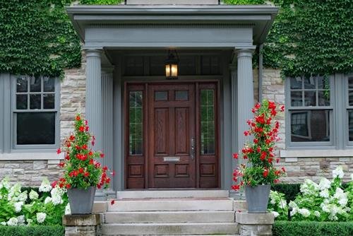 Cua chinh cua ngoi nha khong duoc dung lam loi vao chinh