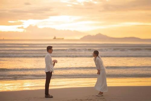 Do tuoi ket hon dep nhat cua 12 chom sao