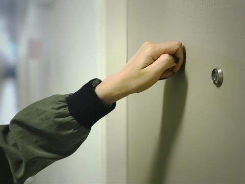 gõ cửa 3 lần trước khi vào phòng go cua 3 lan truoc khi vao phong