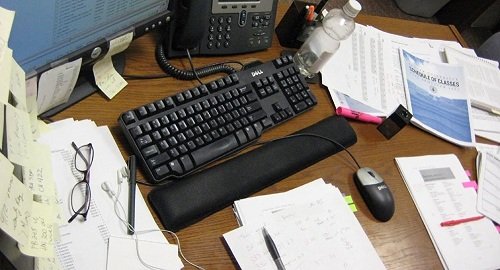 Khong de noi lam viec lon xon