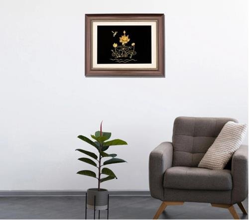 luu y khi treo tranh hoa sen vang