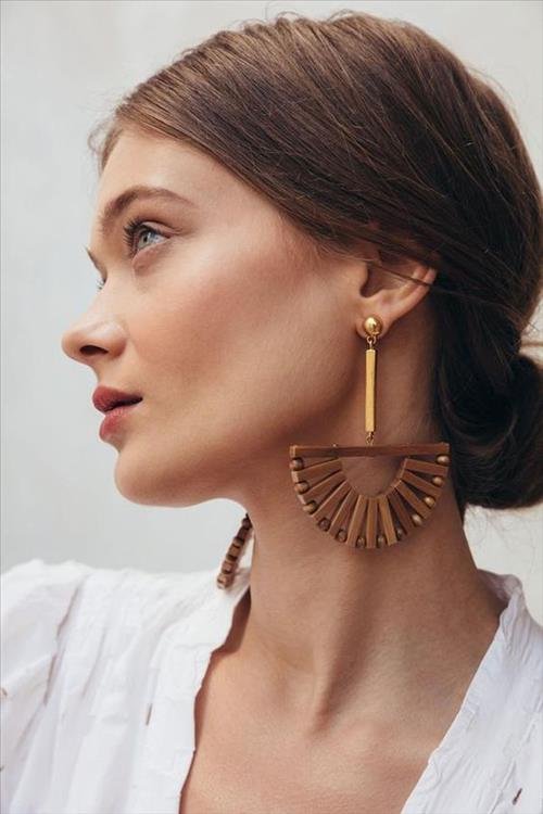 nguoi khuyet Kim nen deo hoa tai