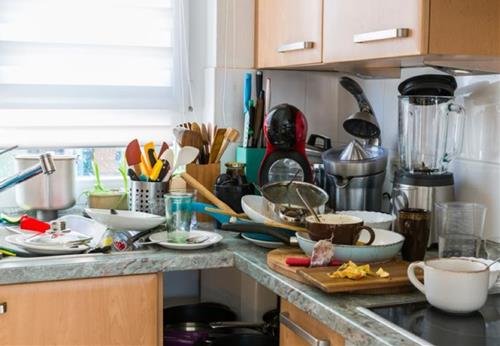 Nhà bếp bừa bộn và bẩn thỉu Nha bep bua bon va ban thiu