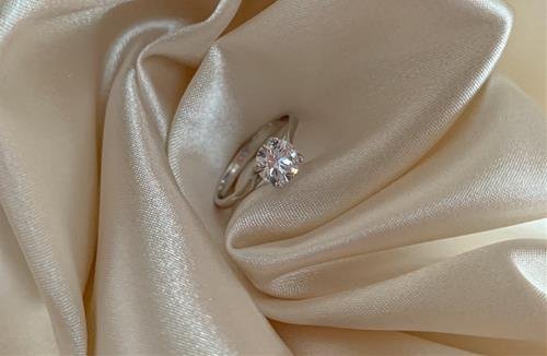 nhan cuoi chi nen 1 vien kim cuong Ưu tiên chọn nhẫn chỉ có 1 viên kim cương