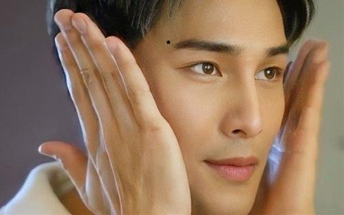 Nốt ruồi ở đuôi lông mày 2 Not ruoi o duoi long may 2