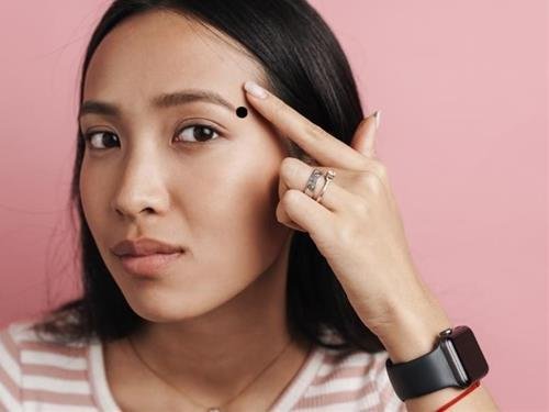 Nốt ruồi ở đuôi lông mày 5 Not ruoi o duoi long may 5