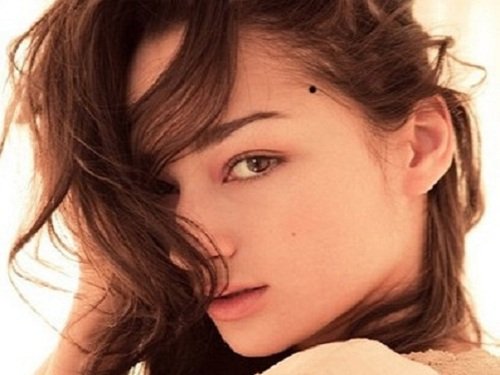 Nốt ruồi phúc khí ở chân tóc Not ruoi phuc khi o chan toc