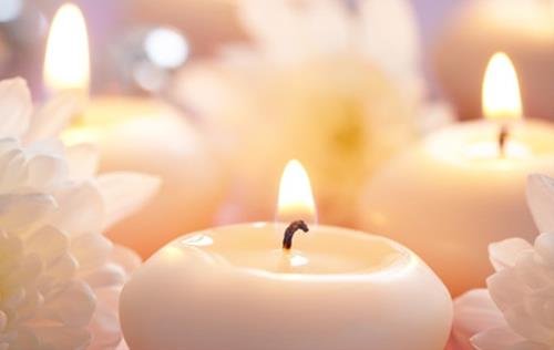 Phòng ngủ vợ chồng không nên dùng nến trắng