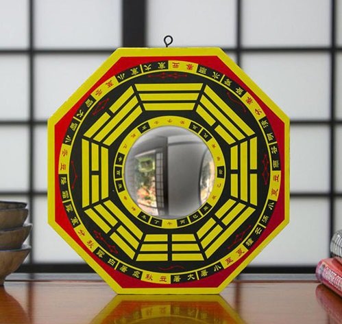 Su dung guong bat quai de hoa giai loi phong thuy duong dam thang vao nha