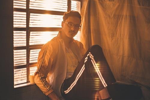 Su Tu cam thay be tac khi co nin nhin