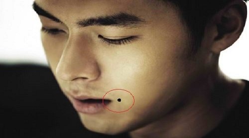 Vị trí nốt ruồi ở khóe miệng Vi tri not ruoi o khoe mieng