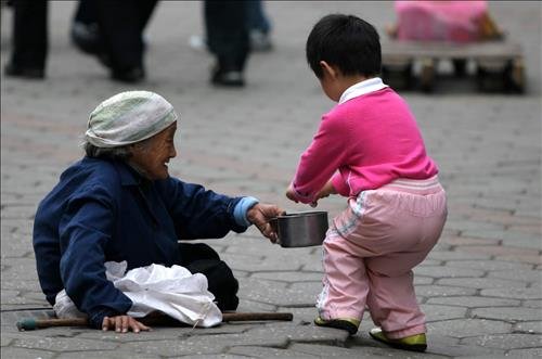 Xu nu giup do nguoi kho khan Xu nu giup do nguoi kho khan